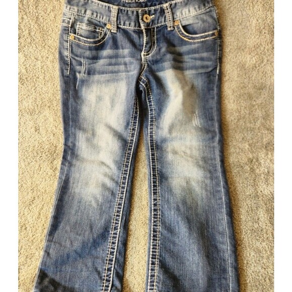 Maurices Denim Capris Womens 1/2 Dark Wash Mid Rise Embroidered Pockets - Picture 1 of 9